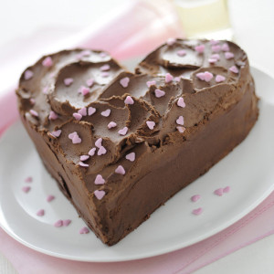 piatto-pronto-torta-forma-di-cuore-cioccolato-zuccherini-san-valentino