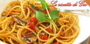 spaghetti-con-alici-fresche-pomodorini-e-peperoncini-verdi