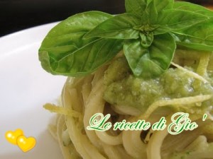 spaghetti al pesto di basilico e melissa con scorze di limone