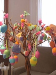 albero-di-pasqua-con-uova-colorate
